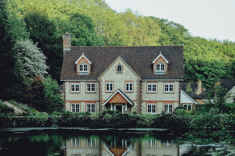 Luxury vs. Affordable Home Decor: Finding the Perfect Balance